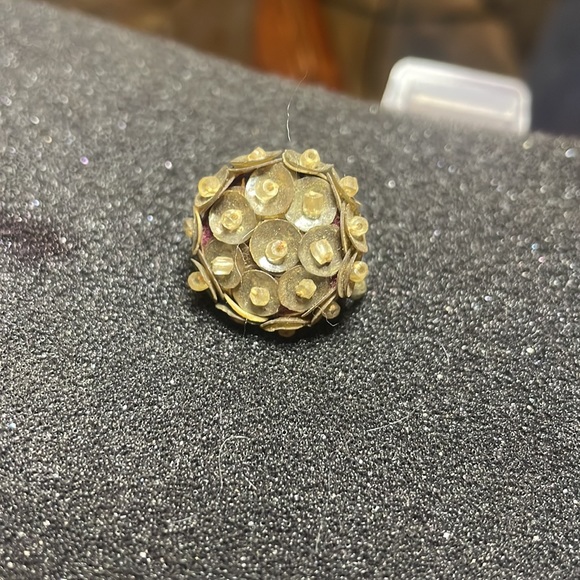 Vintage handmade screw on sequin earrings. Circa 1940 - Picture 5 of 6